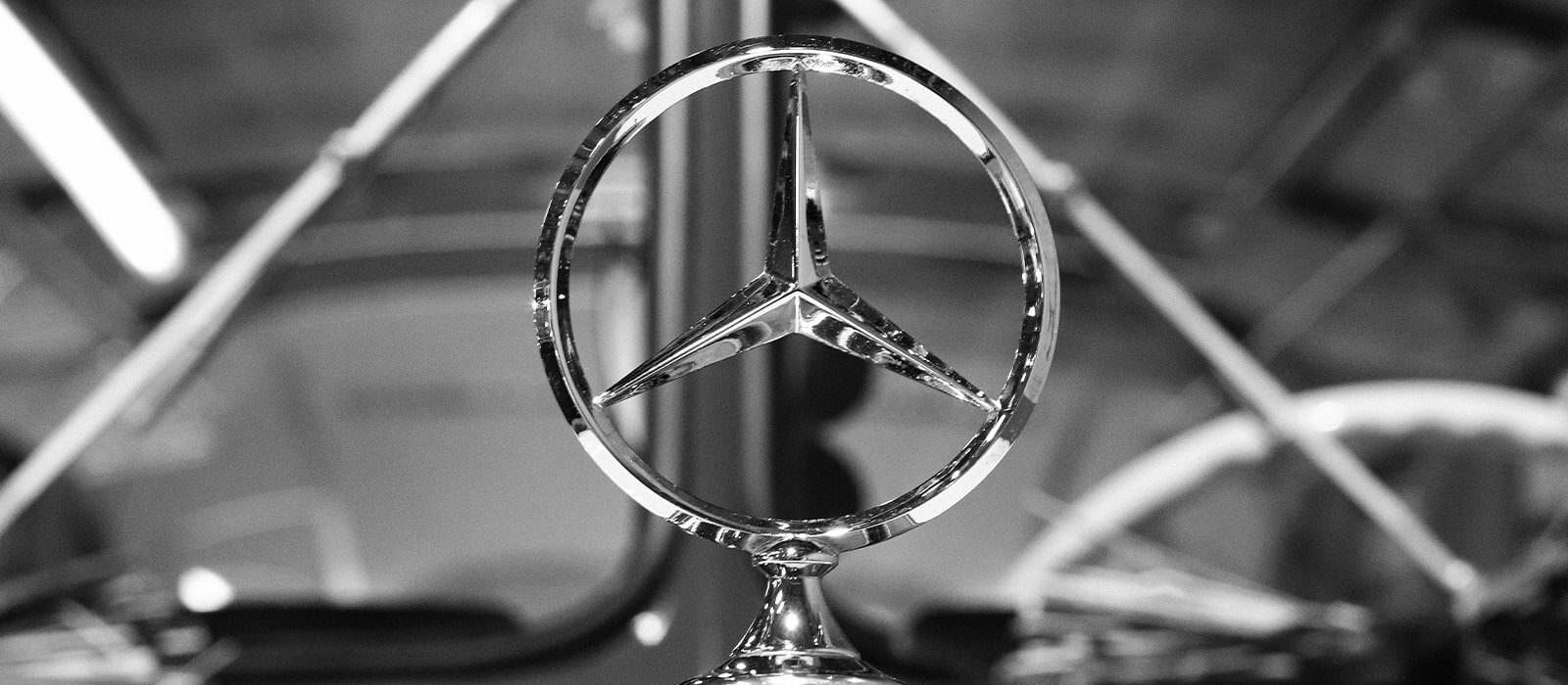 Mercedes Benz Stern auf Auto